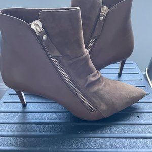 New in the box Jimmy Choo Olive Leather/ Suede Pointy Toe Bootie Shoes sz-8/38.5